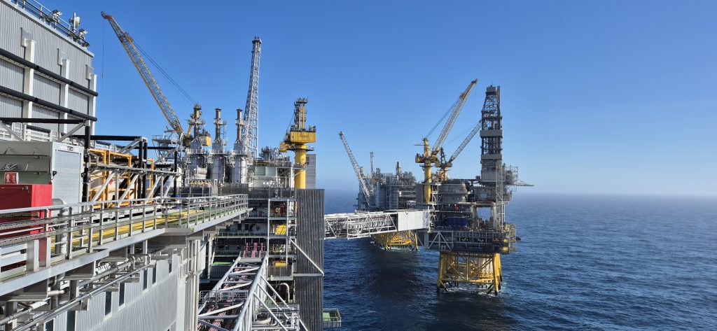 Bilde tatt fra oljeplatform, med utsikt mot havet og deler av plattformen.