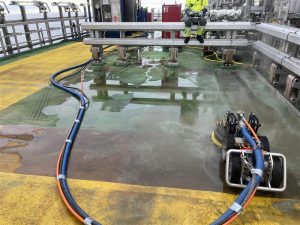Bilde av plattformdekk på Johan Sverdrup, med robot som driver med overflatebehandling.